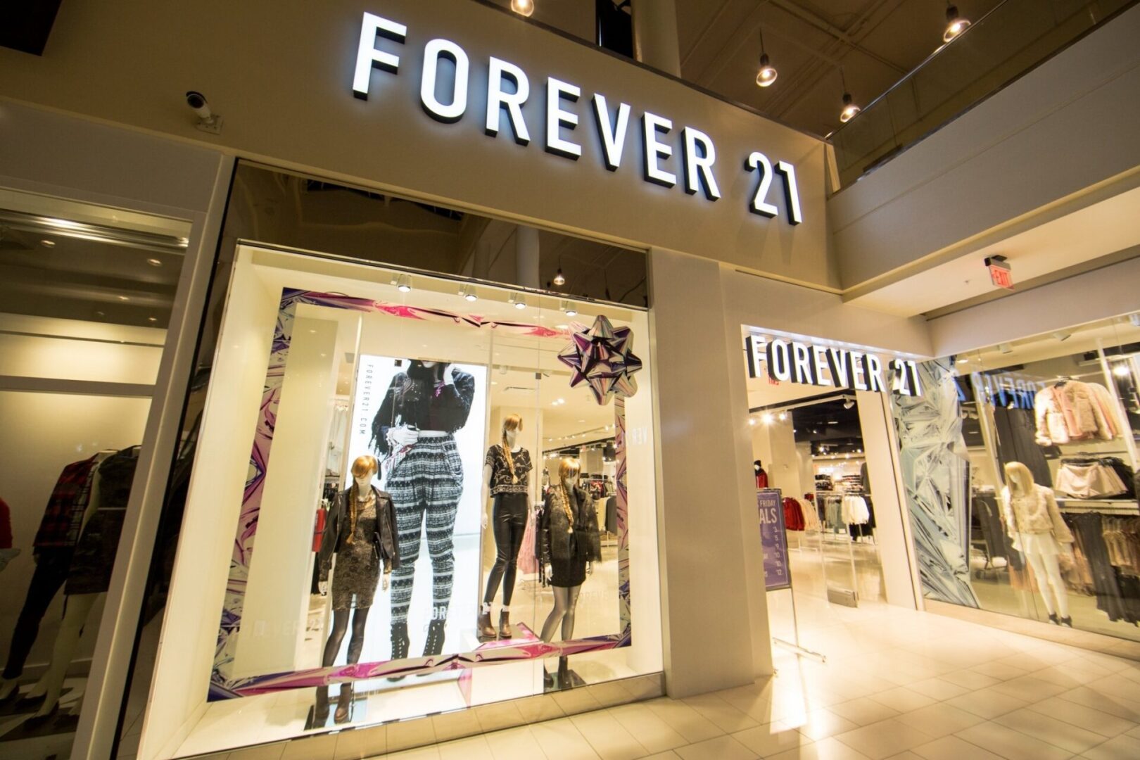 Forever 21 deve fechar suas 15 lojas no Brasil e realiza