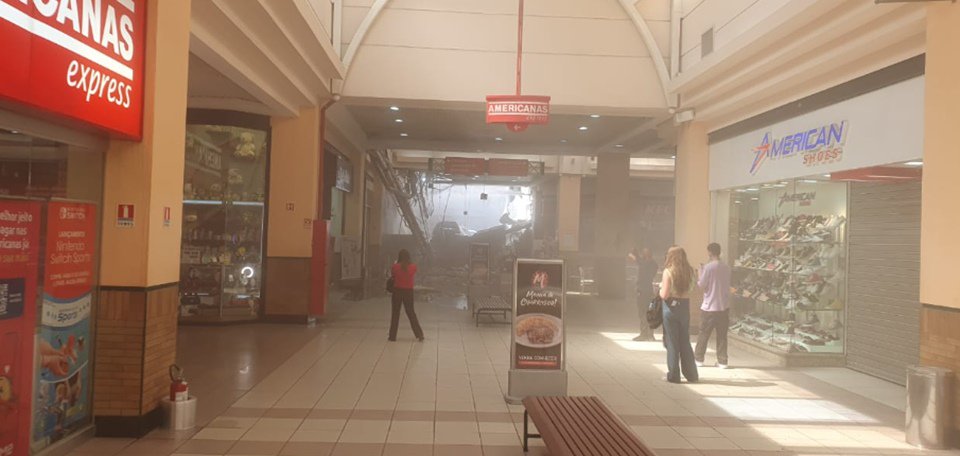 teto de shopping desaba e causa pânico em Osasco